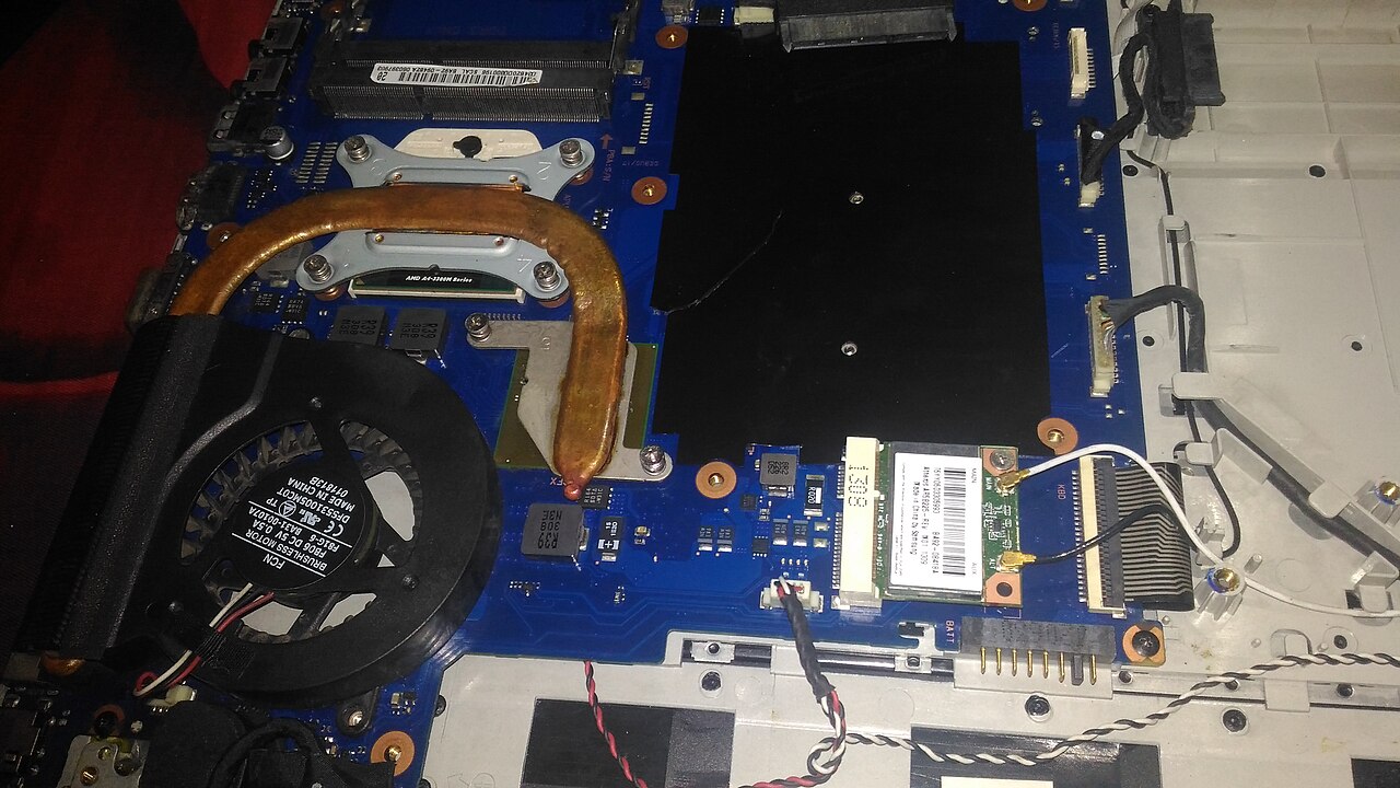 Serviciu de deschidere și revizie laptop – reparații calculatoare în Piatra Neamț