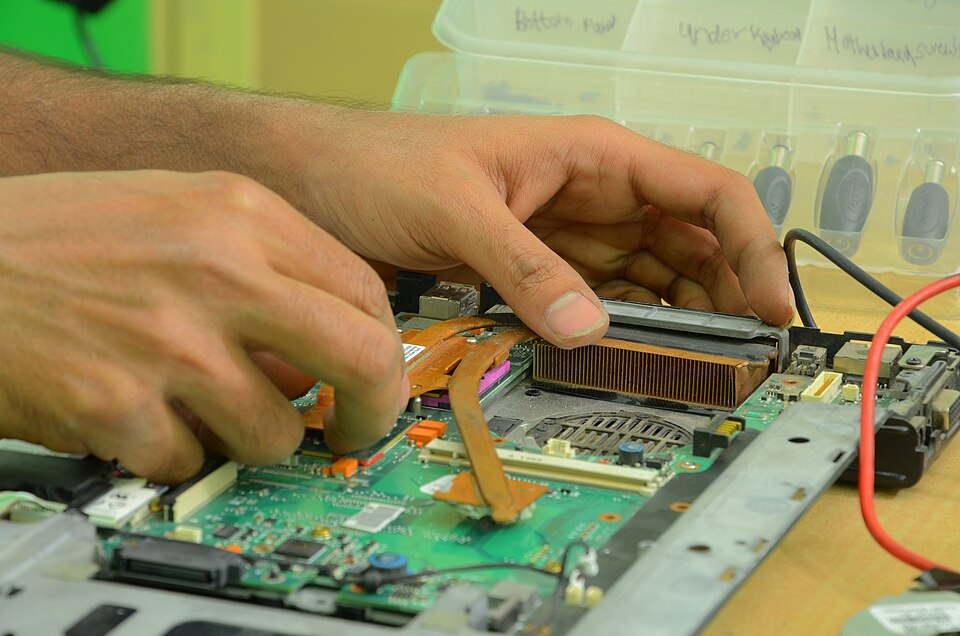 Laptop se supraîncălzește – cum să îl răcești și să eviți daunele